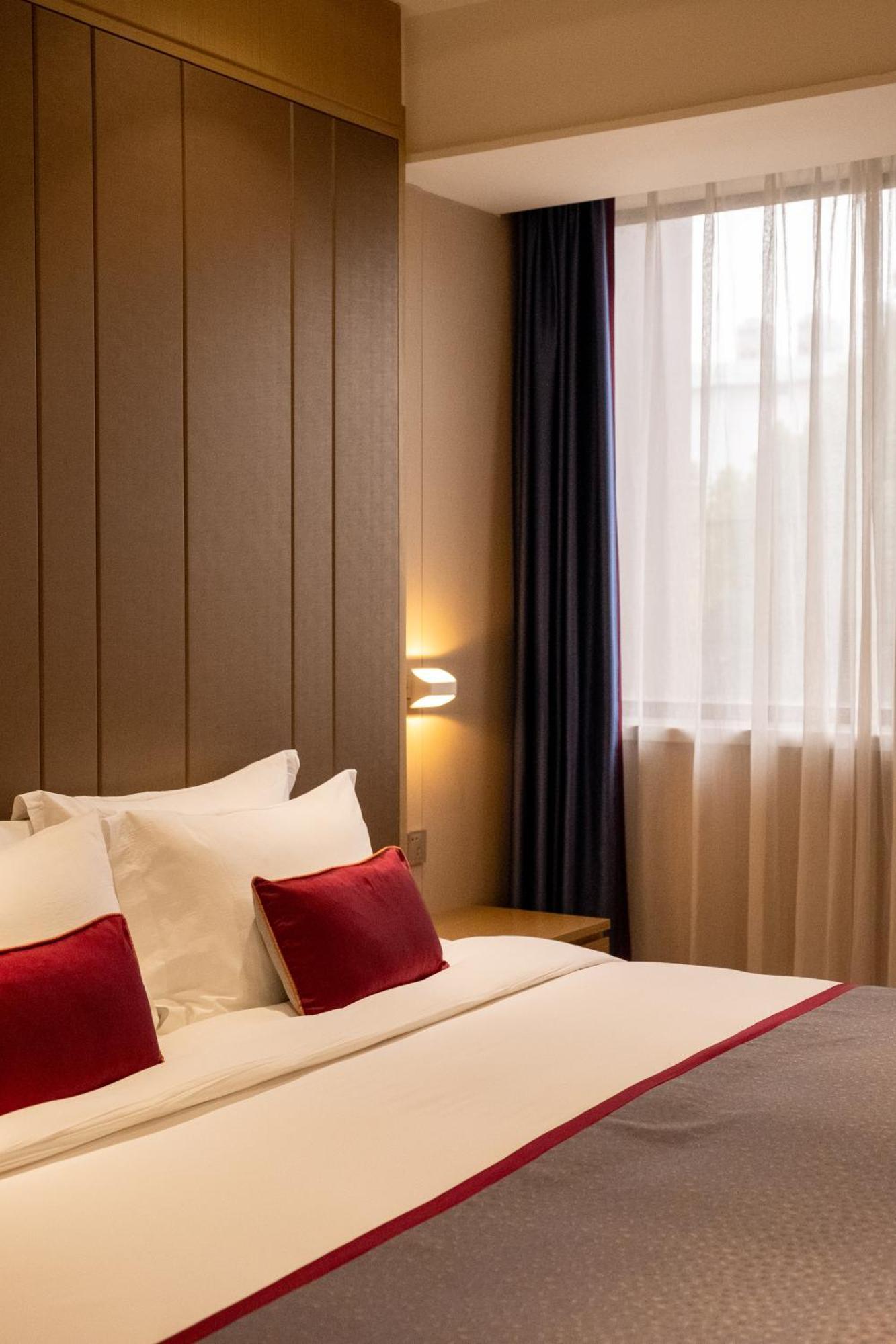 Shanghai-Deco Hotel-Free Shuttle Bus To Pudong Airport And Disneyland Exteriör bild